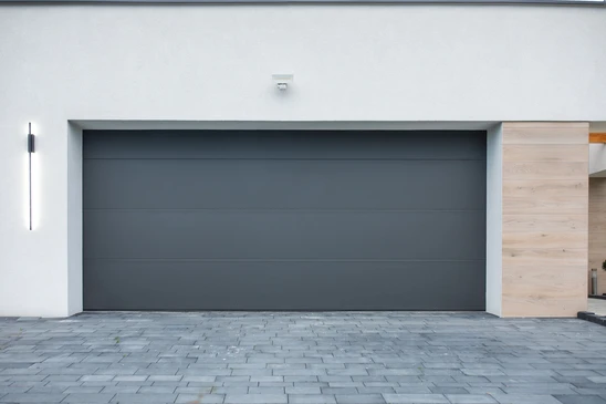 Installation de volets roulants, portes de garage en plastique dans une nouvelle maison